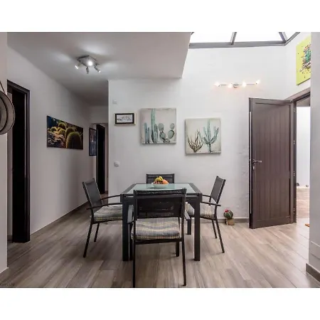 Puerto Chico I And J 公寓